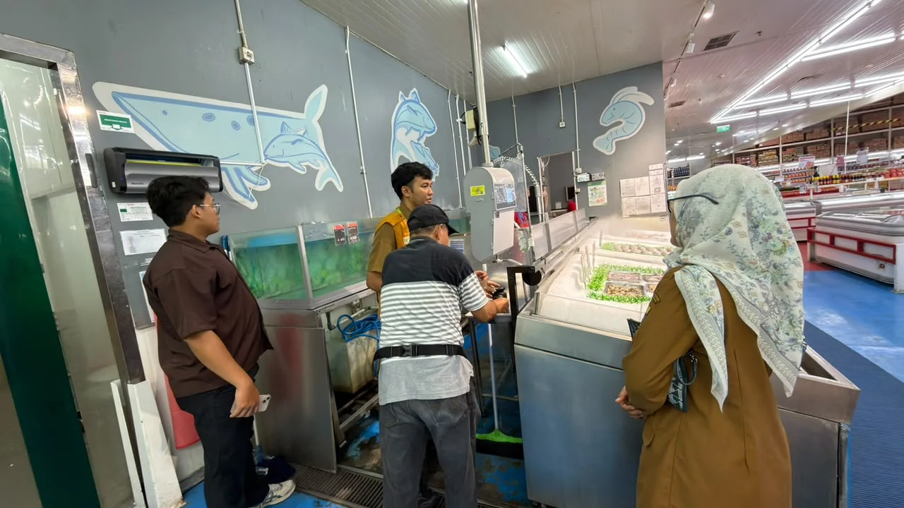 Bidang Kemetrologian DKUKMPP Laksanakan Tera Ulang Timbangan Elektronik di Lotte Grosir