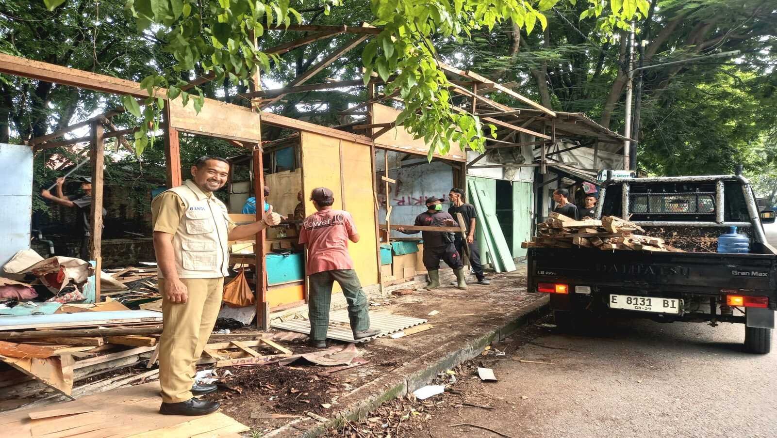 Pemkot Cirebon Laksanakan Penertiban dan Pembongkaran Bangunan Liar di Jalan Sukalila